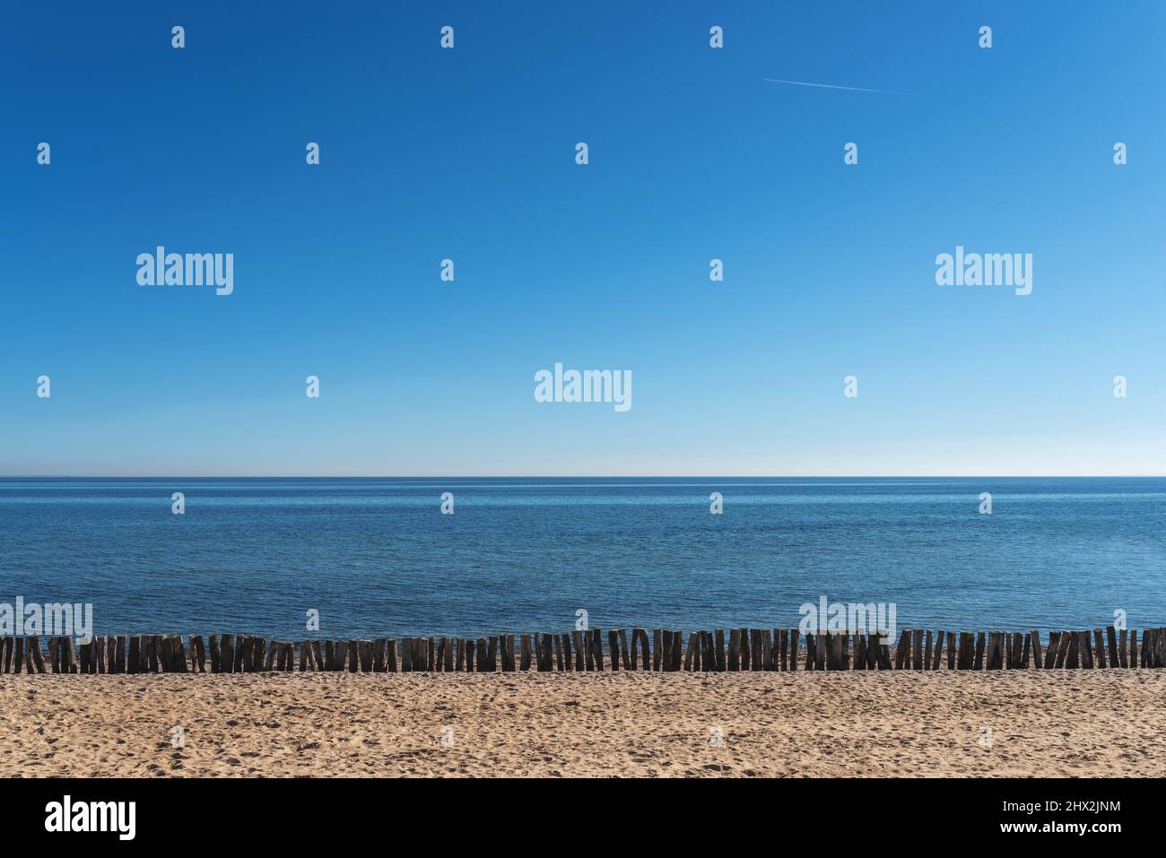 Leerer Strand vor blauer ostsee und klarem Himmel Stockfoto