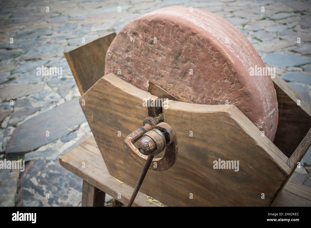 Antike, pedalbetriebene Schärfmaschine. Selektiver Fokus. Stockfoto