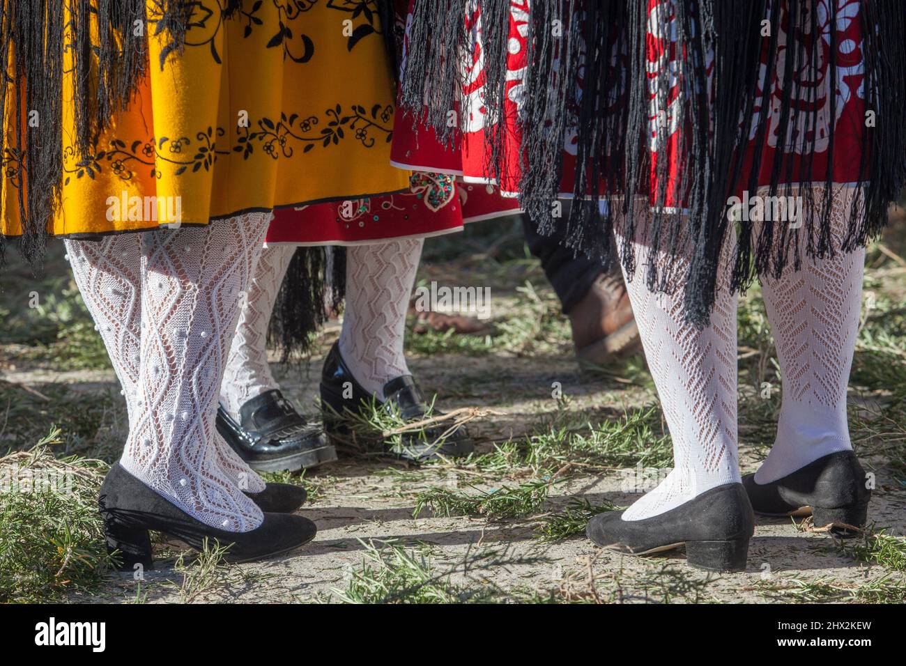 Caceres, Spanien - 20.. Jan 2022: Frauen tragen traditionelle extremenische Kleidung. Rock, Pointelle-Strumpfhose und Schuhdetails. Acehuche, Caceres, Spanien. Stockfoto