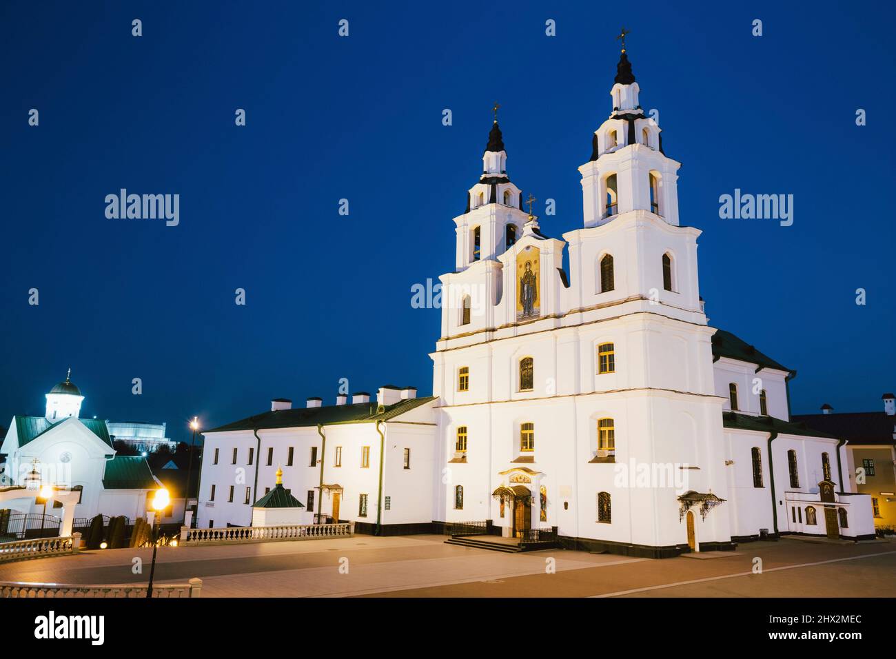 Die Kathedrale des Heiligen Geistes in Minsk - der Orthodoxen Kirche von Belarus und Symbol der Hauptstadt. Abend, Nacht Szene mit Weiß beleuchtete Gebäude Stockfoto