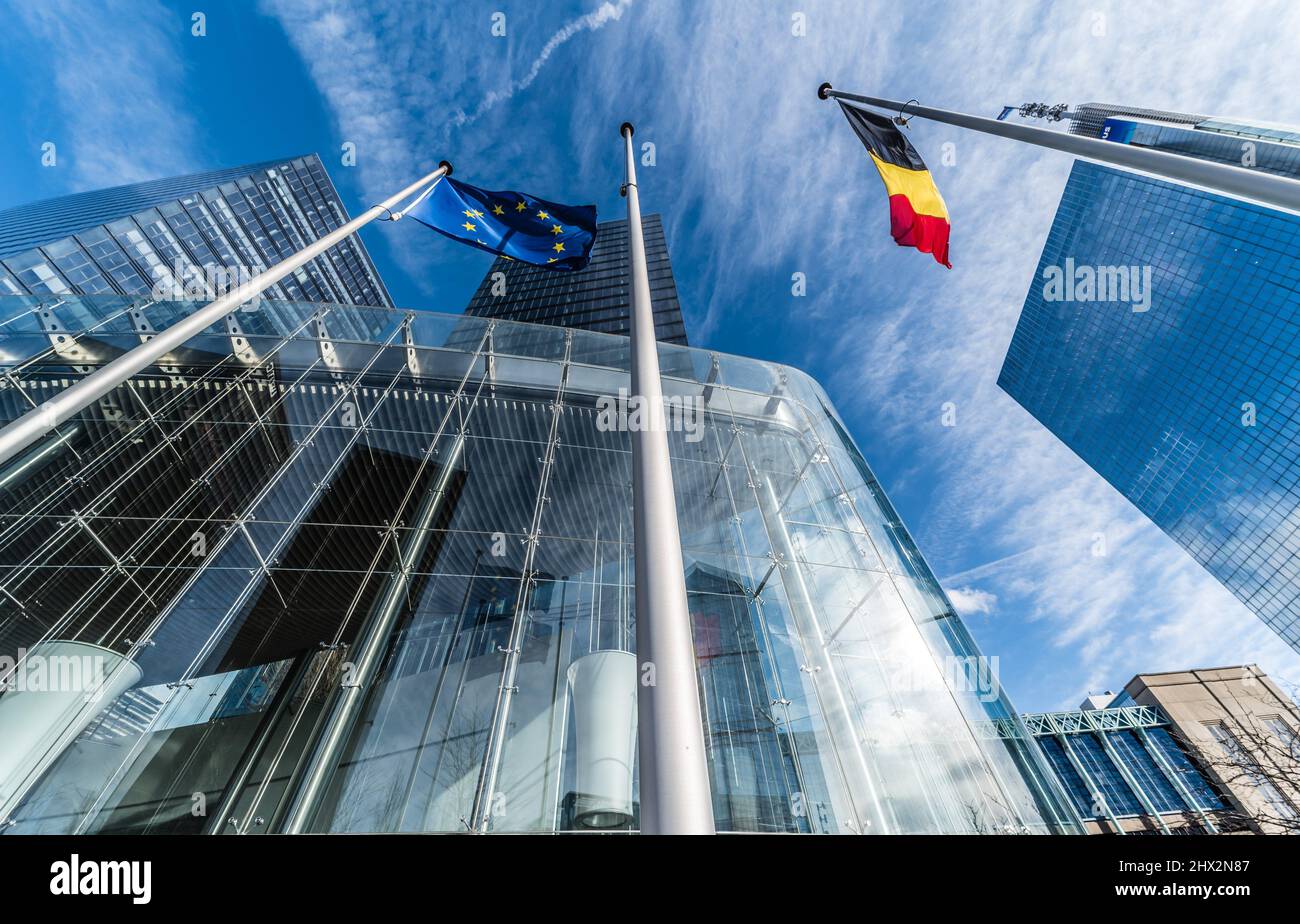 Brüssel, Belgien: Der moderne North Galaxy-Turm mit den Bundesbehörden und einer belgischen und europäischen Flagge in der Wirtschaft wenig Stockfoto