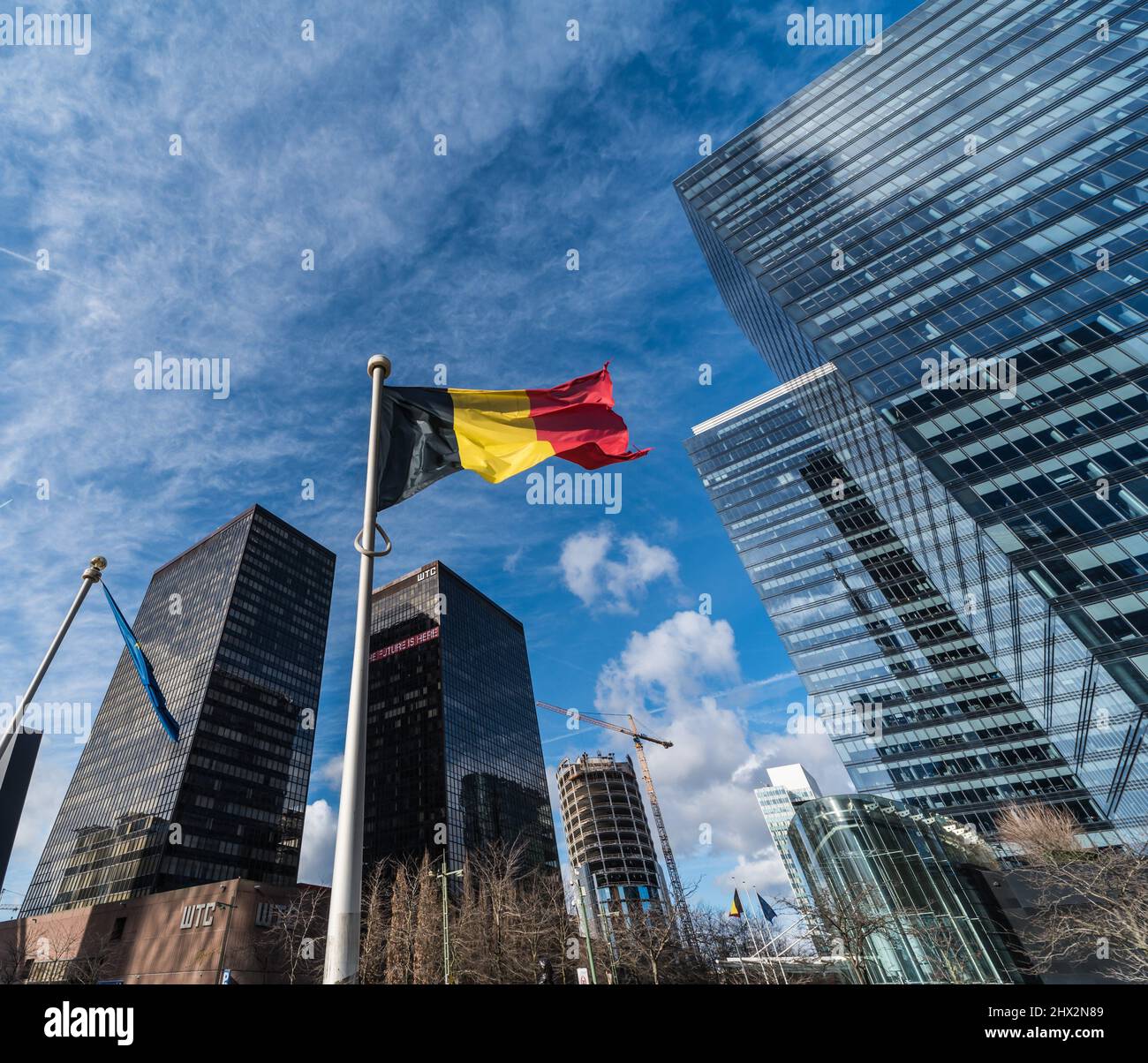 Brüssel, Belgien: Der moderne North Galaxy-Turm mit den Bundesbehörden und einer belgischen und europäischen Flagge in der Wirtschaft wenig Stockfoto
