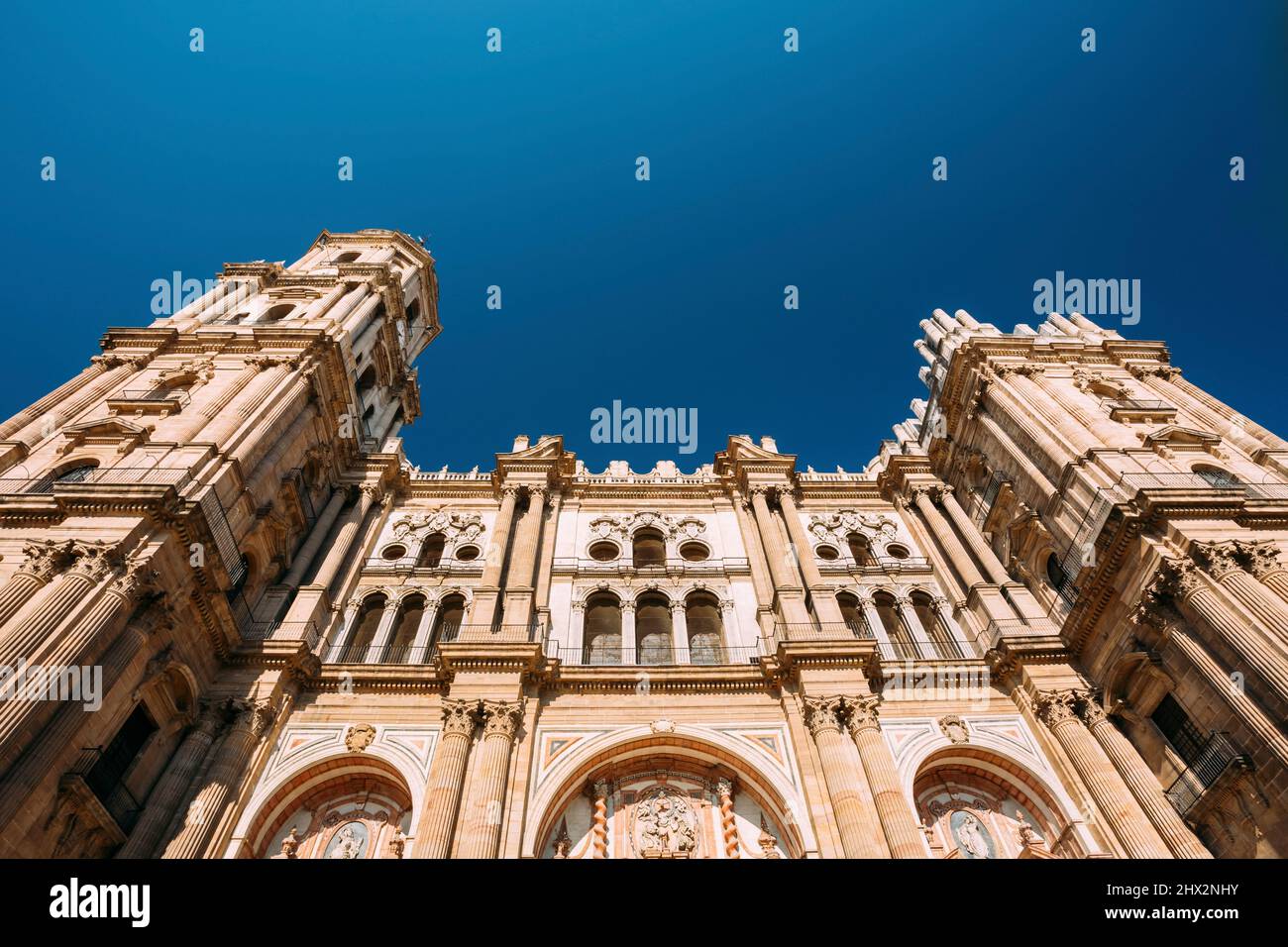Fassade der Glockenturm der Kathedrale der Menschwerdung in Malaga, Spanien. Stockfoto