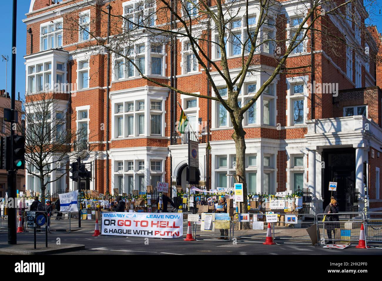 Anti-Ukraine-Kriegsdemonstranten vor der Hohen Kommission von Guyana, Bayswater, Kensington, London, Großbritannien, Anfang März 2022 Stockfoto