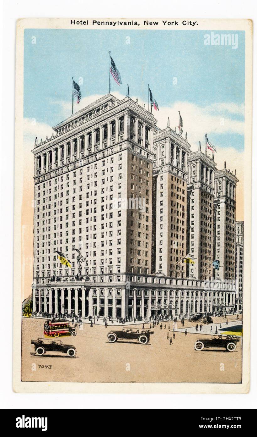 Diese Postkarte aus dem Jahr 1930s zeigt das Hotel Pennsylvania in New York City. Das Hotel stammt aus dem Jahr 1919 und liegt an der 7. Avenue (15 Penn Plaza). Es liegt auf der anderen Straßenseite Stockfoto