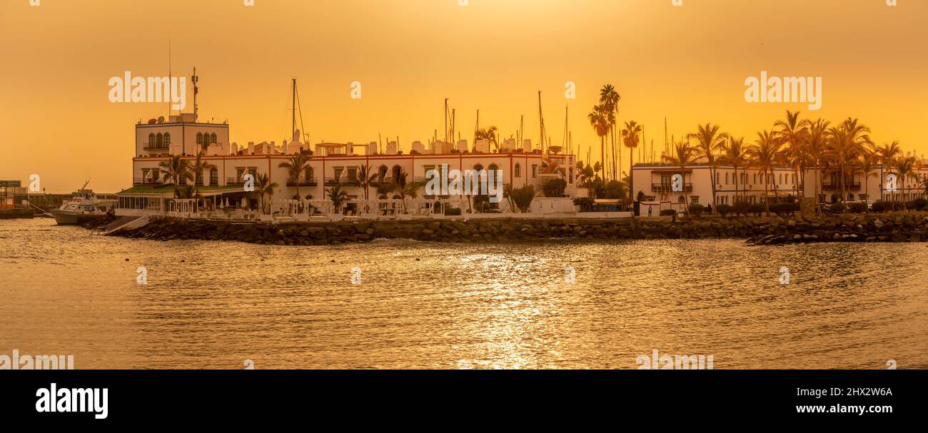 Blick auf die Stadt Puerto de Mogan zur goldenen Stunde, Playa de Puerto Rico, Gran Canaria, Kanarische Inseln, Spanien, Europa Stockfoto