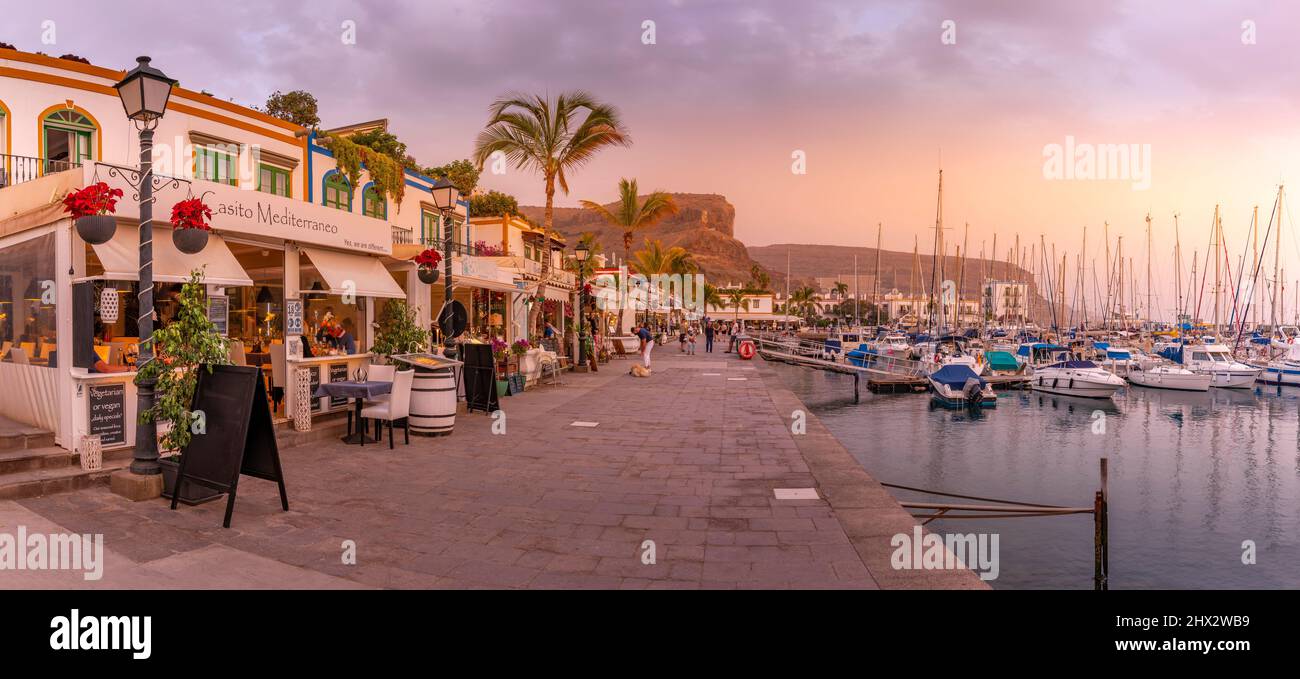 Blick auf wunderschöne Häuser und Palmen im Alten Hafen, Puerto de Mogan bei Sonnenuntergang, Gran Canaria, Kanarische Inseln, Spanien, Europa Stockfoto