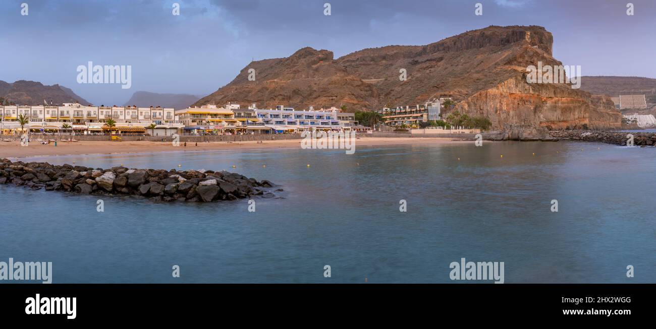 Blick auf Puerto de Mogan und bergigen Hintergrund bei Sonnenuntergang, Gran Canaria, Kanarische Inseln, Spanien, Europa Stockfoto