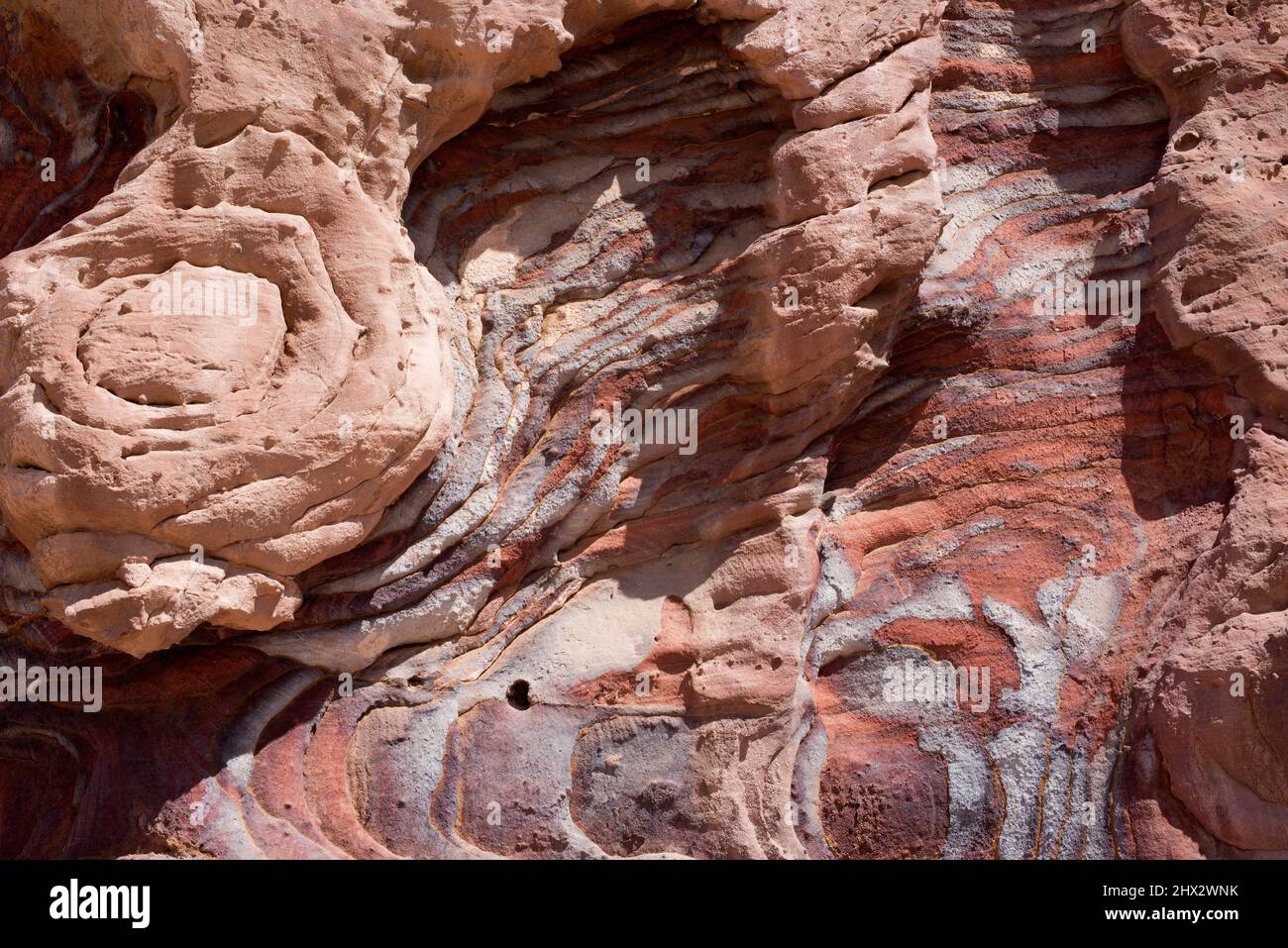 Petra, mehrfarbiger Sandstein. UNESCO-Weltkulturerbe, Nabatäische Stätte, Jordanien. Stockfoto