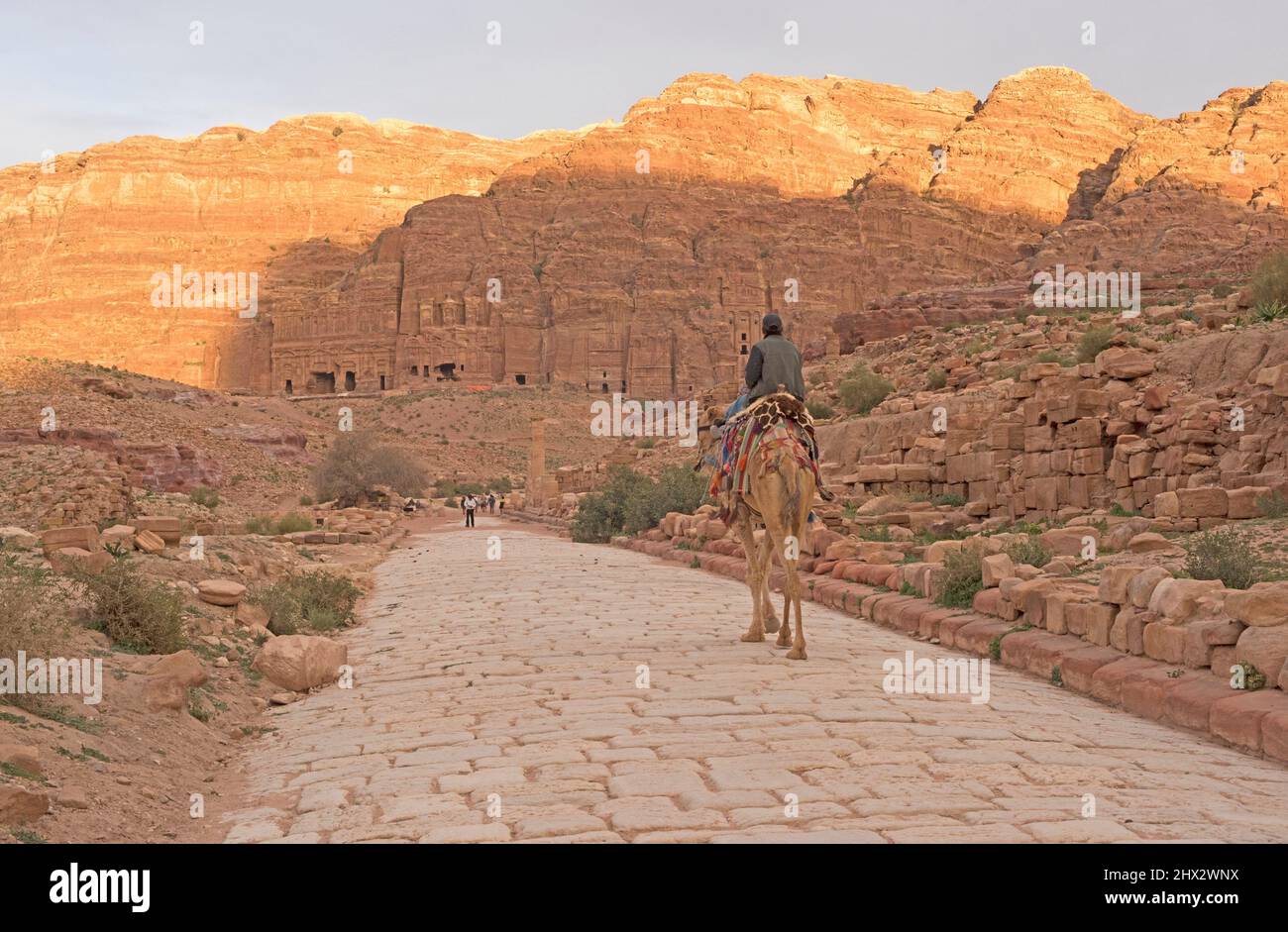 Petra, Cardo Maximus (Römerzeit). Am unteren Rand Königsgräber. Gouvernement mA'an, Jordanien. Stockfoto