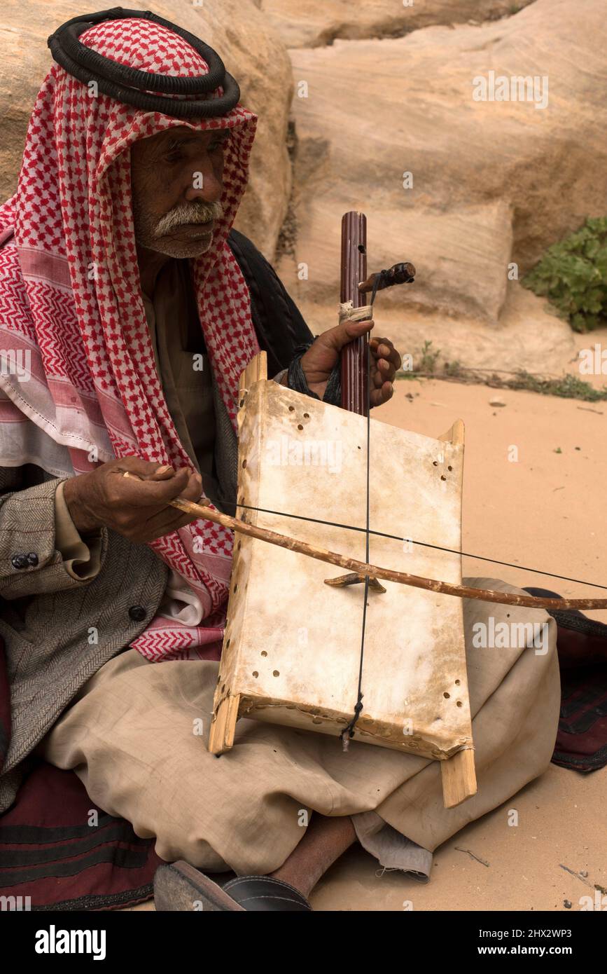 Jordanischer traditioneller Musiker in Siq al-Bariden. Stockfoto