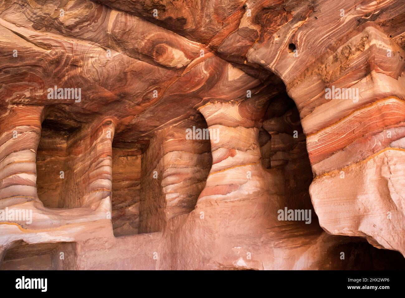 Petra, mehrfarbiger Sandstein. UNESCO-Weltkulturerbe, Nabatäische Stätte, Jordanien. Stockfoto