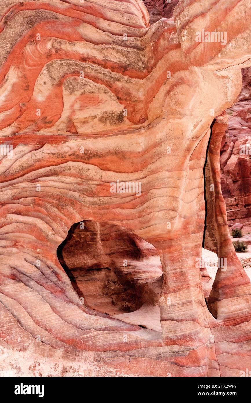 Petra, mehrfarbiger Sandstein mit Kreuzbezüge. UNESCO-Weltkulturerbe, Nabatäische Stätte, Jordanien. Stockfoto
