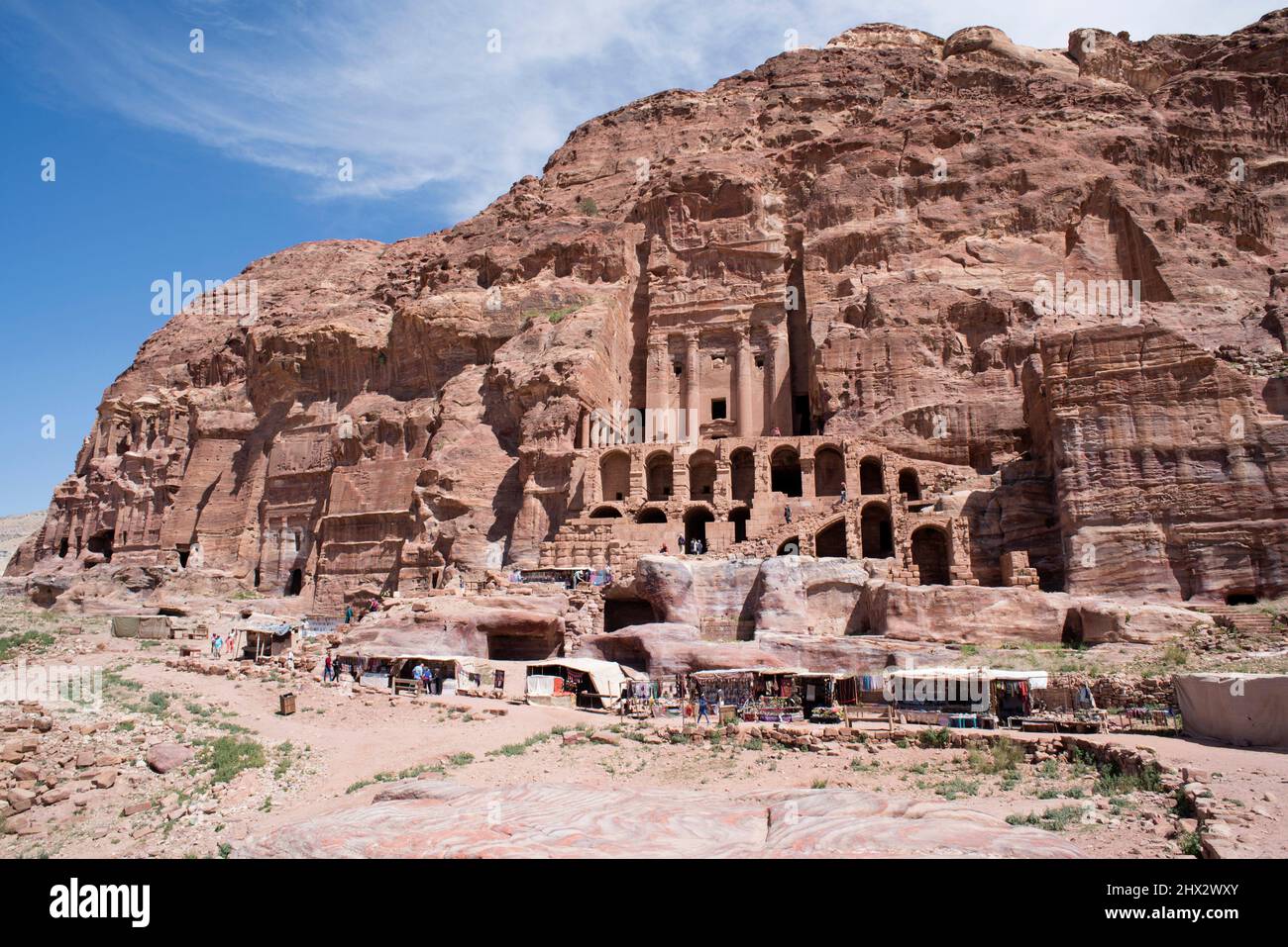 Petra, Königliche Gräber mit Urnengrab im Zentrum. MA¡an Governorat, Jordanien. Stockfoto