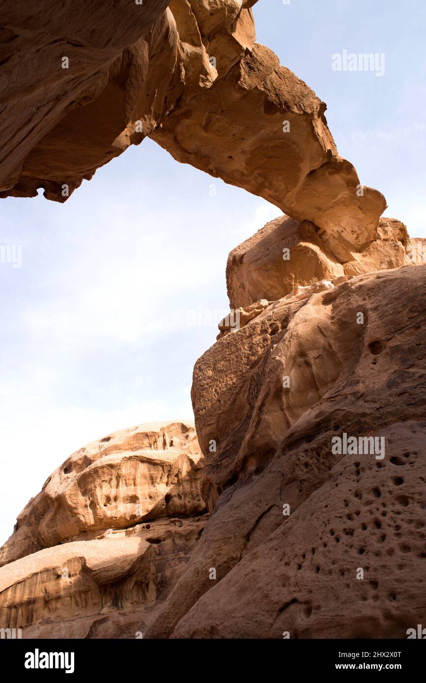 Wadi Rum oder Valley of the Moon (UNESCO-Weltkulturerbe). Natürlicher Bogen in Al Harazah. Jordanien. Stockfoto