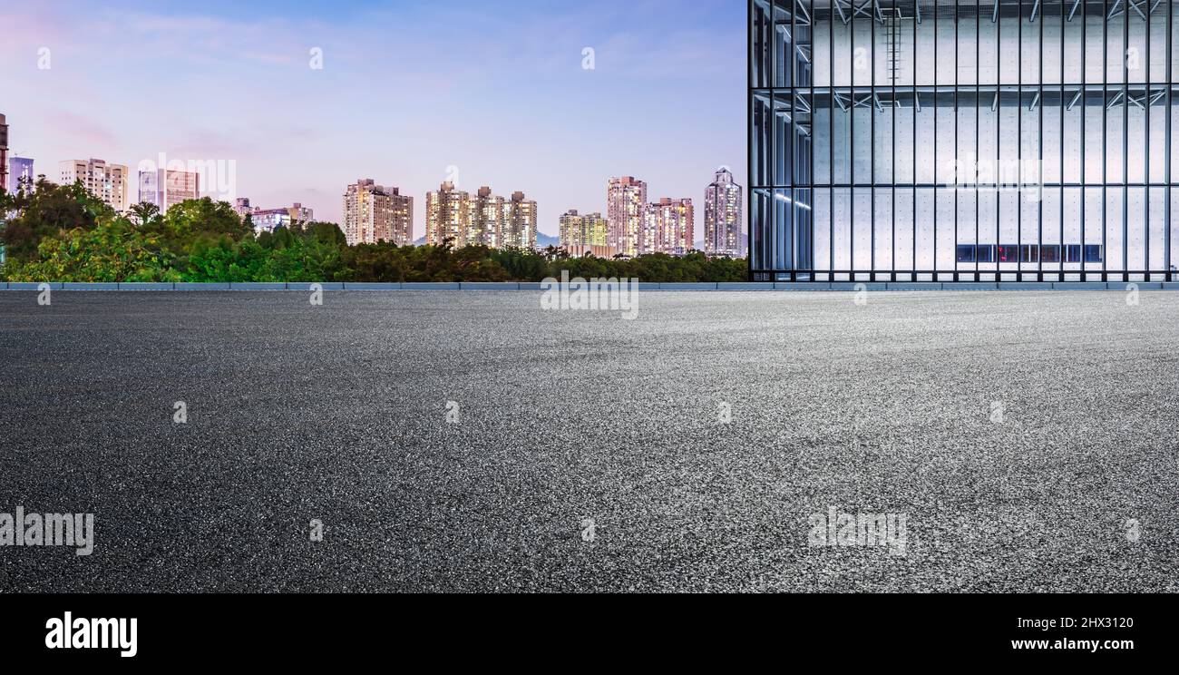 Asphaltstraße und Skyline der Stadt mit modernen Gebäuden in Shenzhen, China. Stockfoto