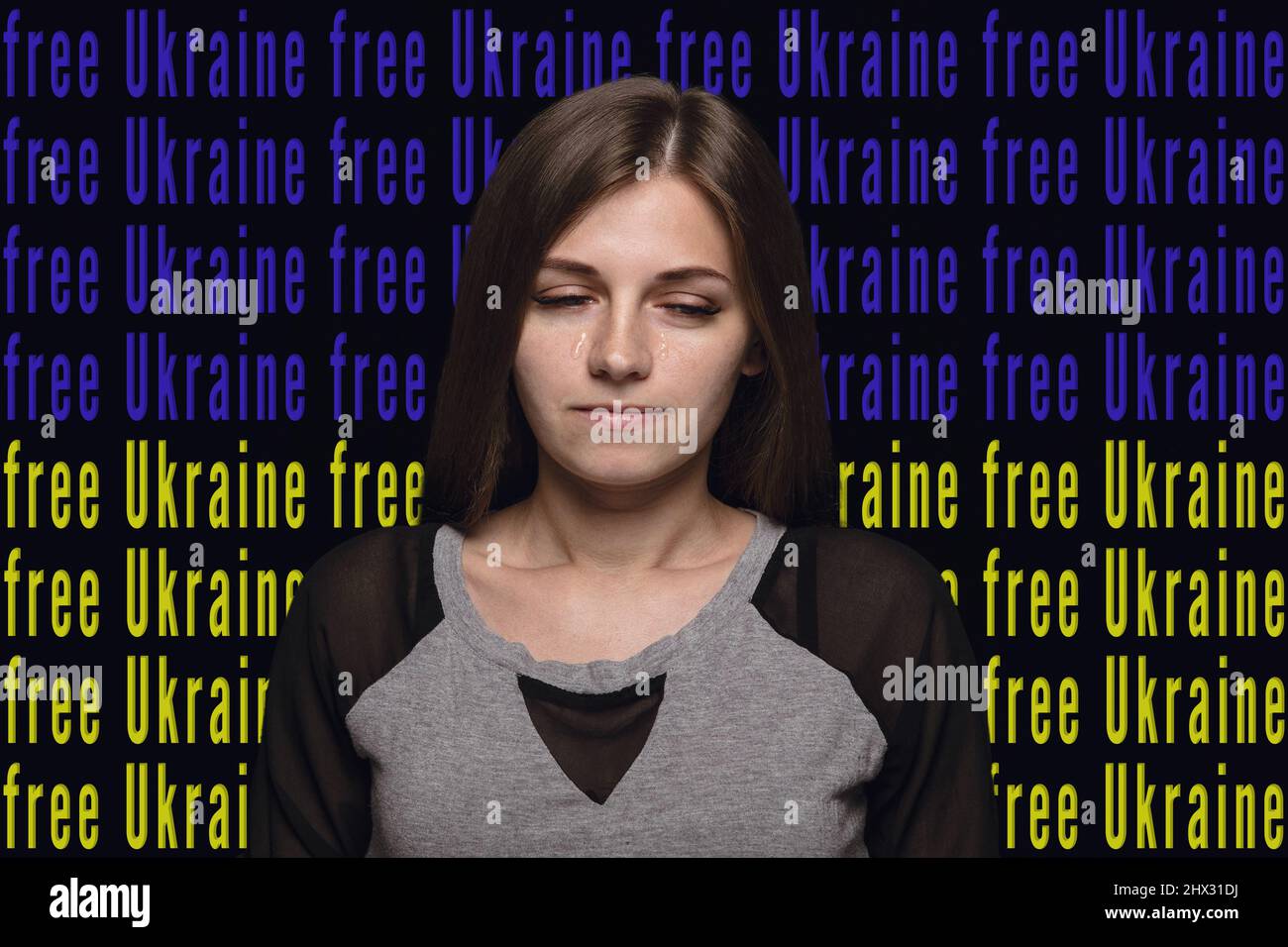 Porträt einer ukrainischen Frau, die wegen des Krieges in der Ukraine weint, isoliert auf blauem und gelbem Hintergrund. Freie Ukraine Stockfoto