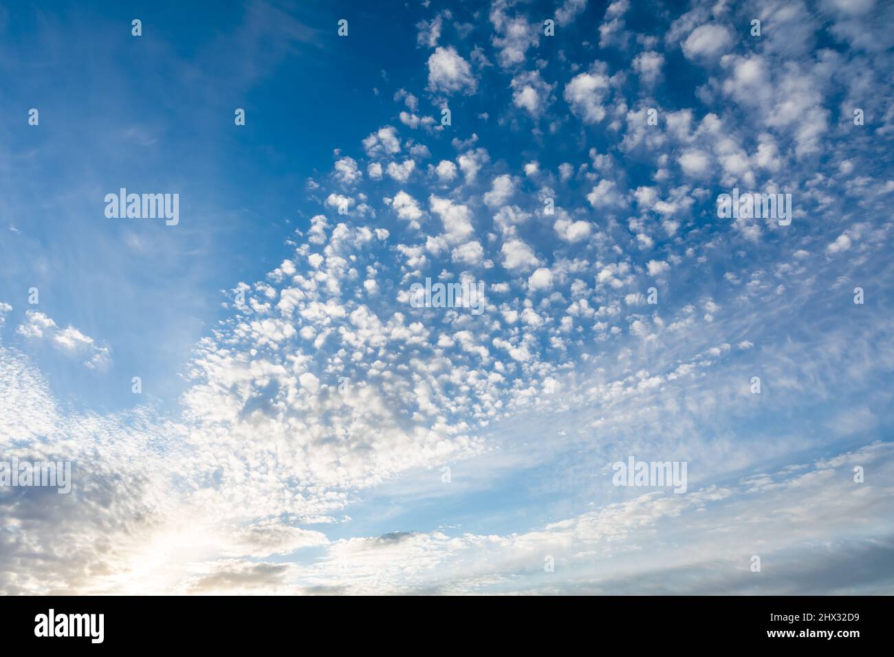 Blauer Himmel und weiße Wolken natürlichen Hintergrund Stockfoto
