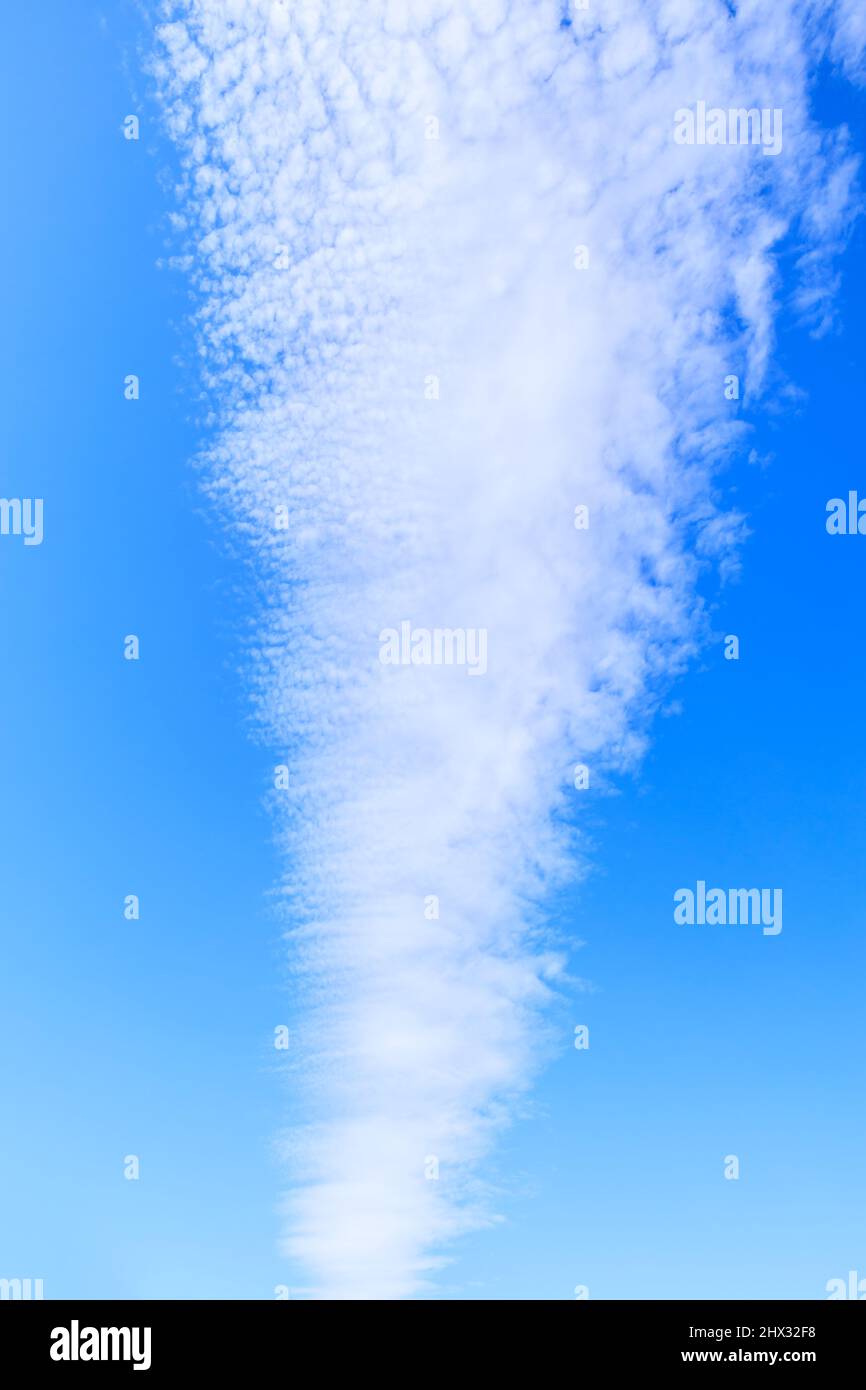 Blauer Himmel und weiße Wolken natürlichen Hintergrund Stockfoto