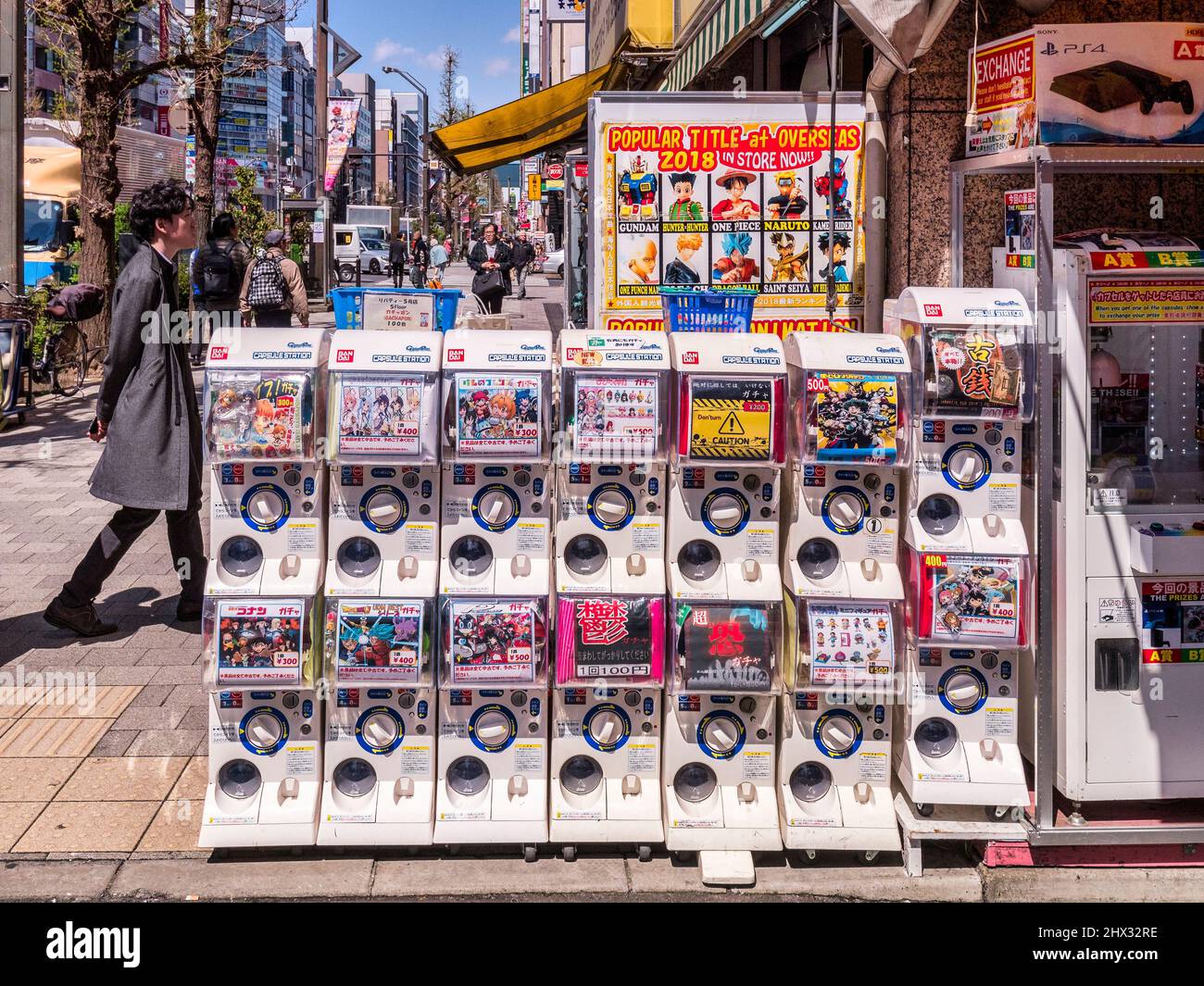 9. April 2019: Tokio, Japan - Kapselstationen, Automaten, an denen Mangas und anime-bezogene Spielwaren und Sammlerstücke vor einem Geschäft in der Akihaba abgegeben werden Stockfoto