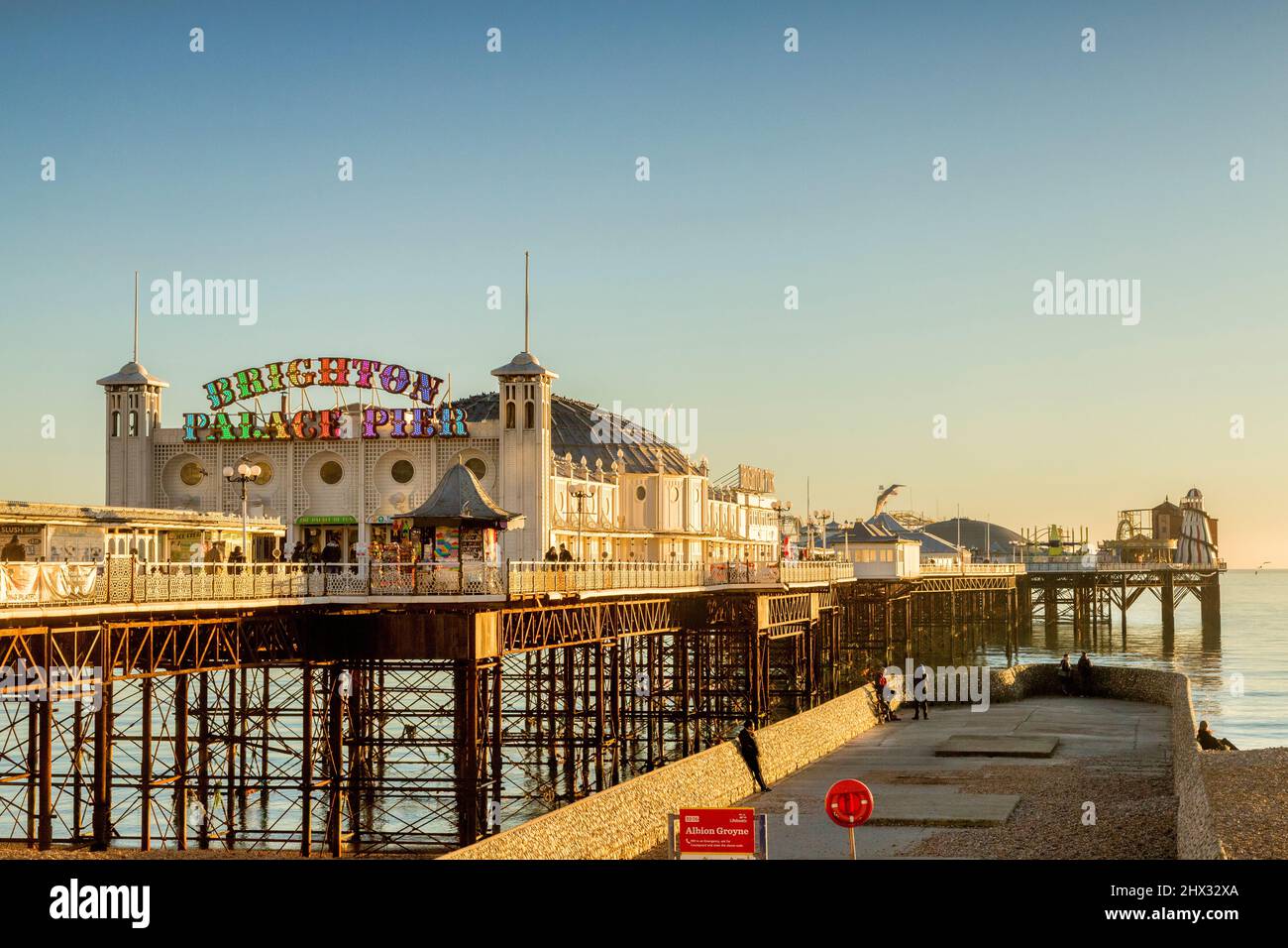 13. Januar 2022: Brighton, East Sussex UK - Brighton Palace Pier, mit Spaziergängern am späten Nachmittag, die die Wintersonne genießen. Stockfoto