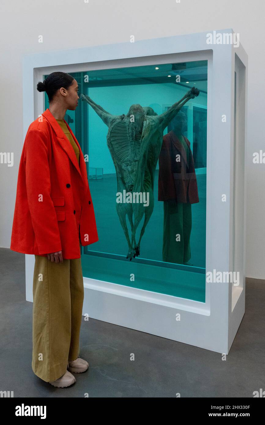 London, Großbritannien. 9. März 2022. Ein Mitarbeiter meint „im Namen des Vaters“, 2005, von Damien Hirst. Vorschau auf „Natural History“, die erste Ausstellung, die den Formaldehyd-Skulpturen von Damien Hirst gewidmet ist. In der Galerie Britannia Street in Gagosian sind über 20 Werke aus den Jahren 1991 bis 2021 zu sehen. Kredit: Stephen Chung / Alamy Live Nachrichten Stockfoto