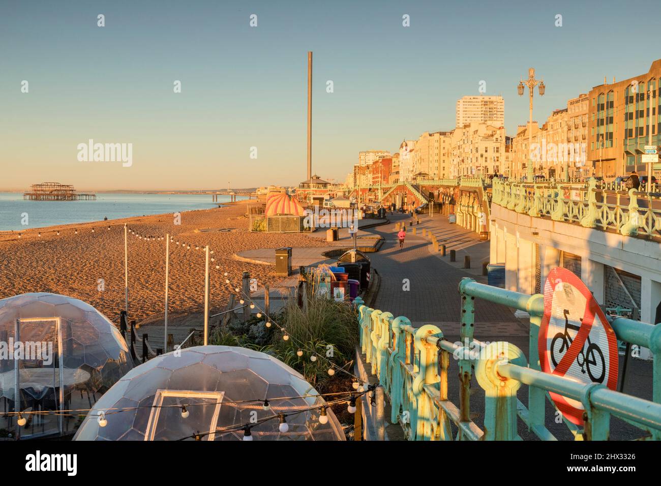 14. Januar 2022: Brighton, East Sussex, Großbritannien - am frühen Morgen auf der Brighton Promenade, mit dem alten West Pier, im Winter. Stockfoto