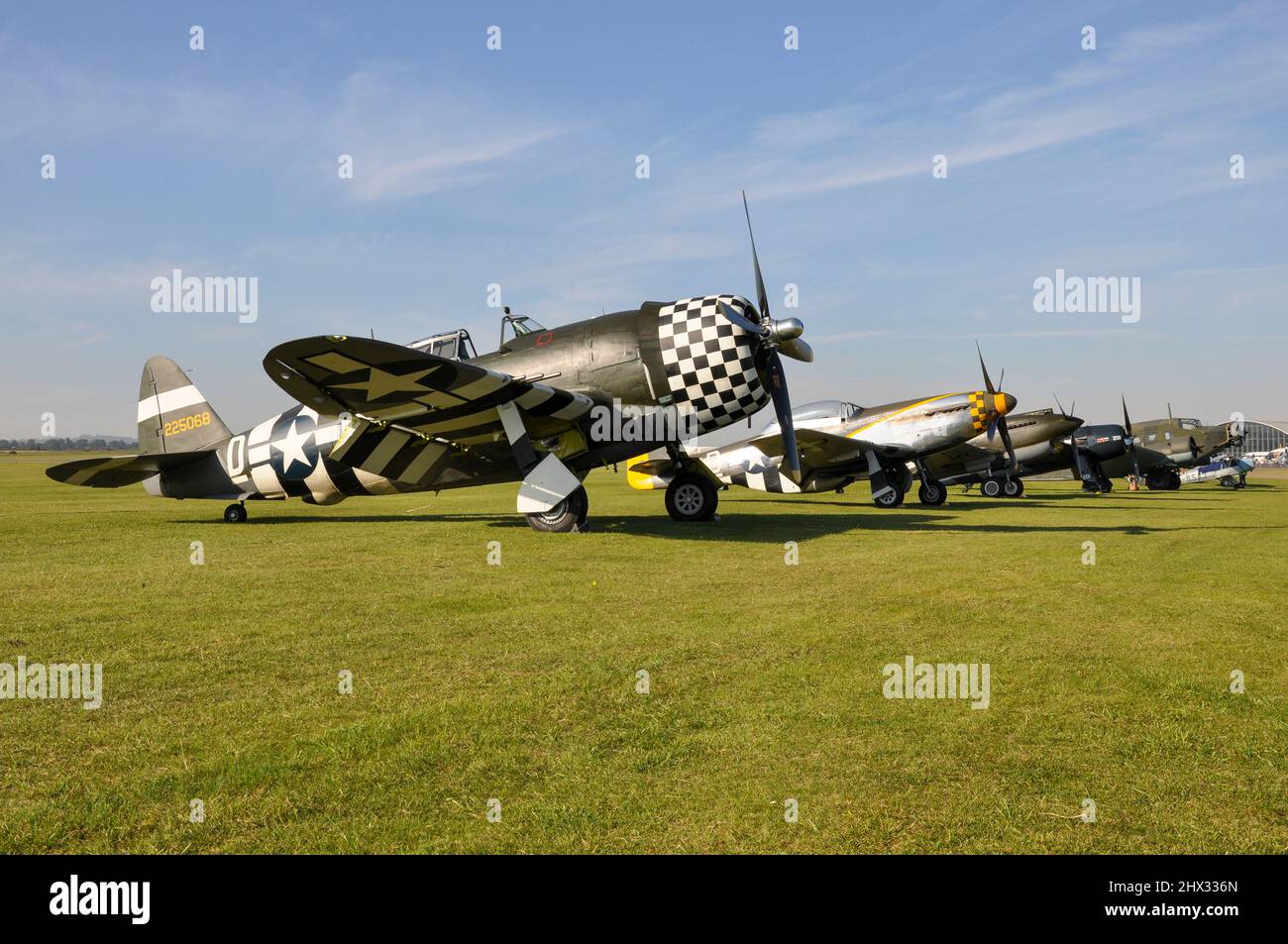 Republik P-47 Thunderbolt, zweiter Weltkrieg, Kampfflugzeug aus dem Zweiten Weltkrieg auf der Fluglinie mit P-51 Mustang und anderen Flugzeugen. Flugzeuge des Zweiten Weltkriegs Stockfoto