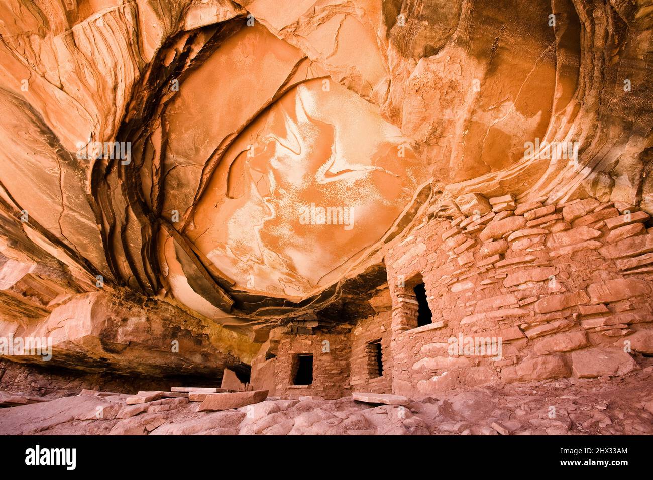 Die gefallene Decke oder das gefallene Dach ruinieren die Klippenanlage im Road Canyon Wilderness Study Area auf Cedar Mesa in Utah. Es ist eine 1000-jährige Ancestra Stockfoto