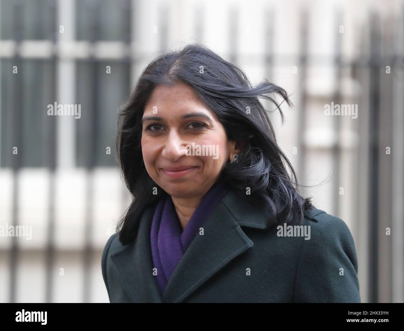 London, Großbritannien, 8.. März 2022. Die Generalanwältin Suella Braverman verließ das Gebäude nach der wöchentlichen Kabinettssitzung in der Downing Street Nr. 10 Stockfoto