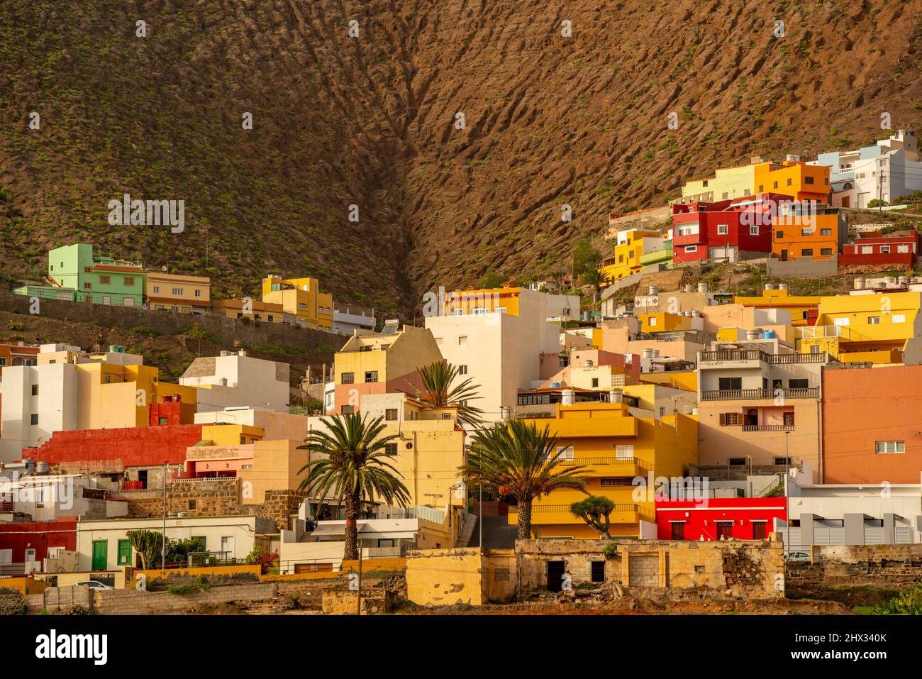 Blick auf bunte Häuser und Bergkulisse bei Sonnenuntergang in Galdar, Las Palmas, Gran Canaria, Kanarische Inseln, Spanien, Europa Stockfoto