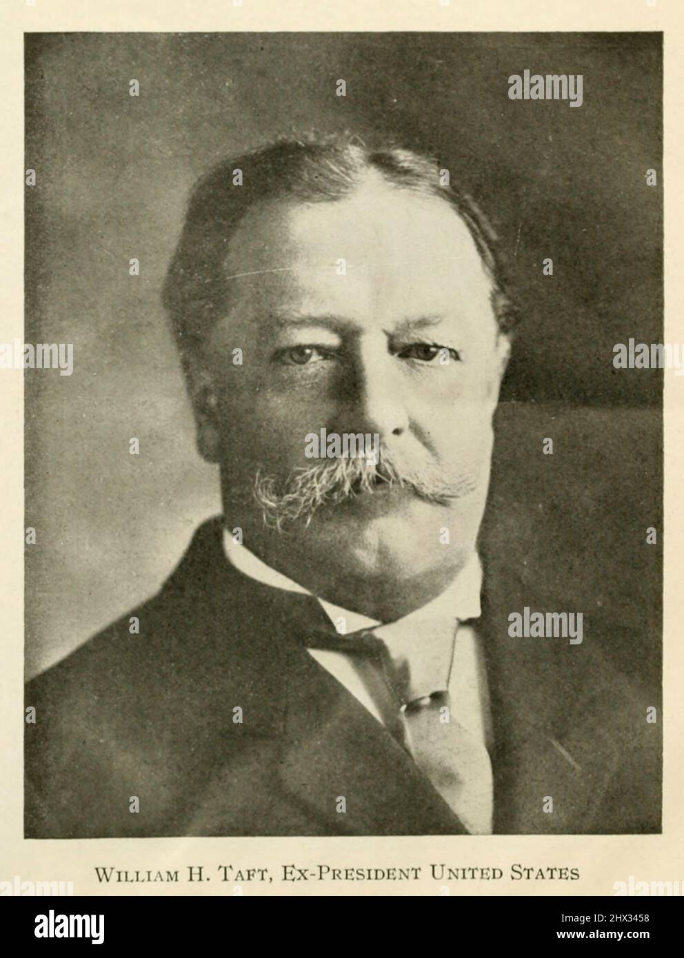 William Howard Taft (15. September 1857 – 8. März 1930) war der Präsident der Vereinigten Staaten von 27. (1909–1913) und der zehnte oberste Richter der Vereinigten Staaten (1921–1930), der einzige, der beide Ämter bekleidete. Taft wurde 1908, der gewählte Nachfolger von Theodore Roosevelt, zum Präsidenten gewählt, wurde aber 1912 von Woodrow Wilson zur Wiederwahl besiegt, nachdem Roosevelt die republikanische Stimme durch eine Kandidatur als Drittpartei gespalten hatte. Im Jahr 1921 ernannte Präsident Warren G. Harding Taft zum Chefjustiz, eine Position, die er bis einen Monat vor seinem Tod innehatte. Aus dem Buch "The Washington Monument Stockfoto