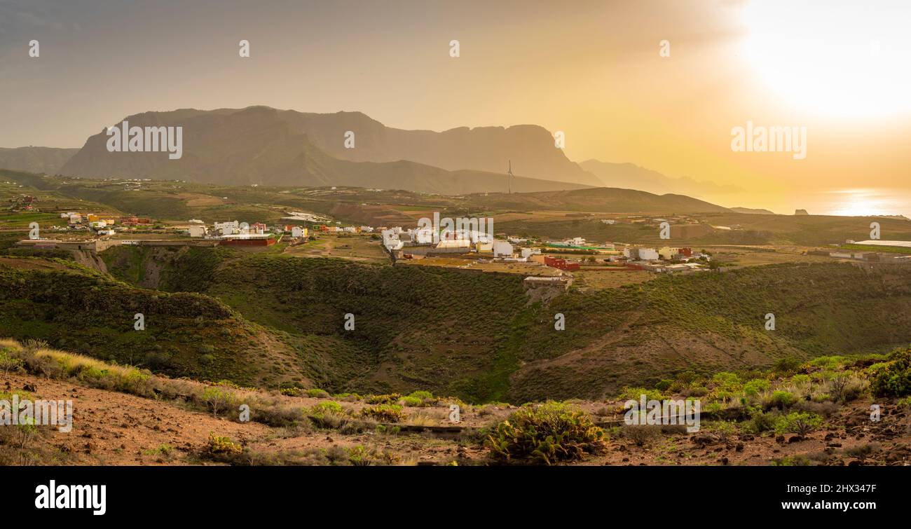 Blick auf Küste und Bergkulisse bei Sonnenuntergang in der Nähe von Cueva de las Cruces, Las Palmas, Gran Canaria, Kanarische Inseln, Spanien, Europa Stockfoto