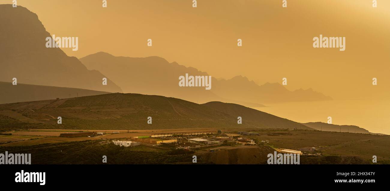 Blick auf Küste und Bergkulisse bei Sonnenuntergang in der Nähe von Cueva de las Cruces, Las Palmas, Gran Canaria, Kanarische Inseln, Spanien, Europa Stockfoto