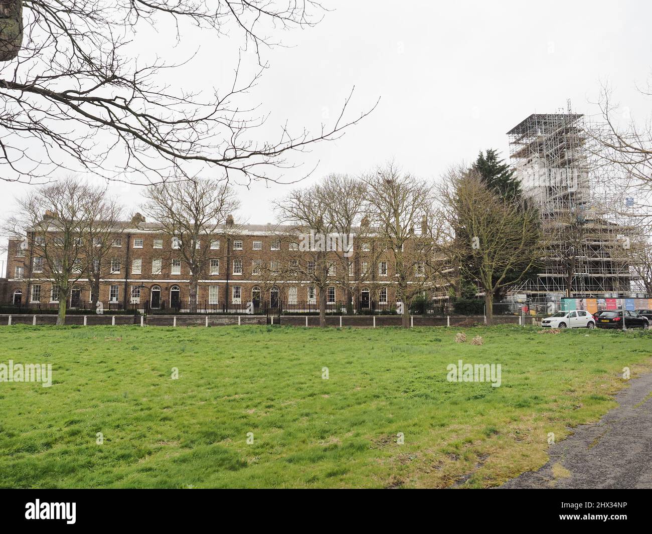 Sheerness, Kent, Großbritannien. 9. März 2022. Einige Bewohner von Sheerness sind wütend auf eine geplante Zementfabrik, die in der Nähe eines Naturschutzgebiets in Sheerness Docks liegt. Der Kent Country Council räumte ein, dass dies „den Charakter und das Aussehen des Sheerness Royal Naval Dockyard and Blue Town Conservation Area beeinflussen kann“. Im Bild: Marineterrasse und die Dockyard Church, die gerade renoviert wird. Kredit: James Bell/Alamy Live Nachrichten Stockfoto