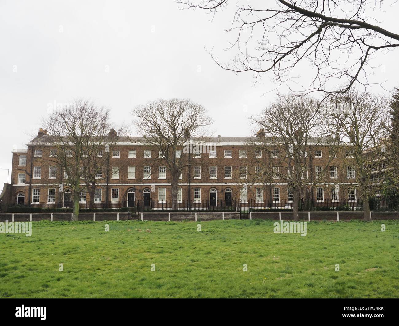 Sheerness, Kent, Großbritannien. 9. März 2022. Einige Bewohner von Sheerness sind wütend auf eine geplante Zementfabrik, die in der Nähe eines Naturschutzgebiets in Sheerness Docks liegt. Der Kent Country Council räumte ein, dass dies „den Charakter und das Aussehen des Sheerness Royal Naval Dockyard and Blue Town Conservation Area beeinflussen kann“. Im Bild: Marineterrasse und die Dockyard Church, die gerade renoviert wird. Kredit: James Bell/Alamy Live Nachrichten Stockfoto