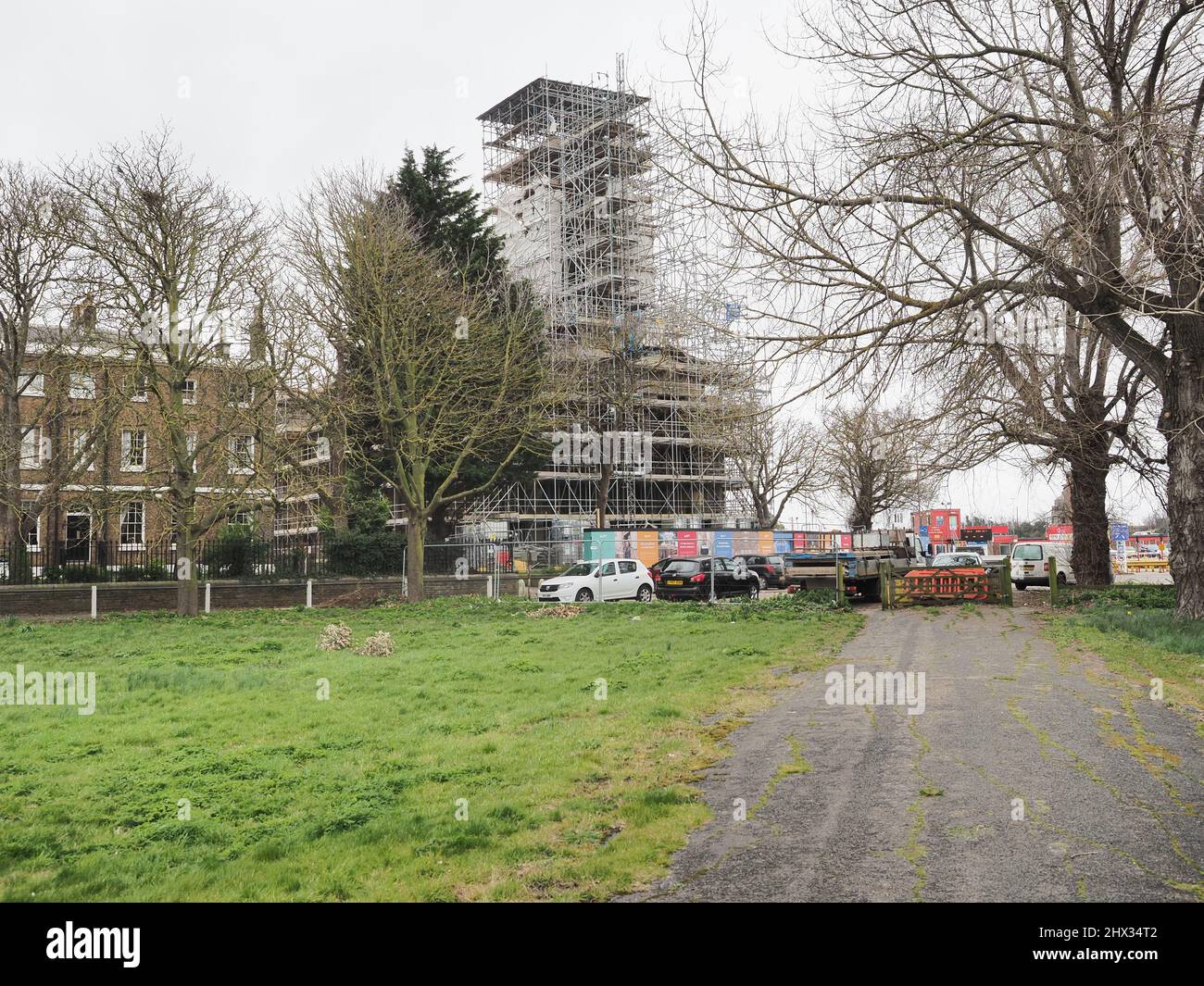 Sheerness, Kent, Großbritannien. 9. März 2022. Einige Bewohner von Sheerness sind wütend auf eine geplante Zementfabrik, die in der Nähe eines Naturschutzgebiets in Sheerness Docks liegt. Der Kent Country Council räumte ein, dass dies „den Charakter und das Aussehen des Sheerness Royal Naval Dockyard and Blue Town Conservation Area beeinflussen kann“. Im Bild: Marineterrasse und die Dockyard Church, die gerade renoviert wird. Kredit: James Bell/Alamy Live Nachrichten Stockfoto