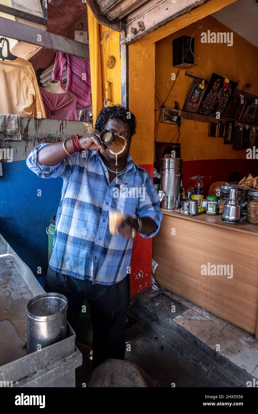 Straßenhändler, der Chai macht, fotografiert in Tiruvannamalai, Tamil Nadu, Indien Stockfoto