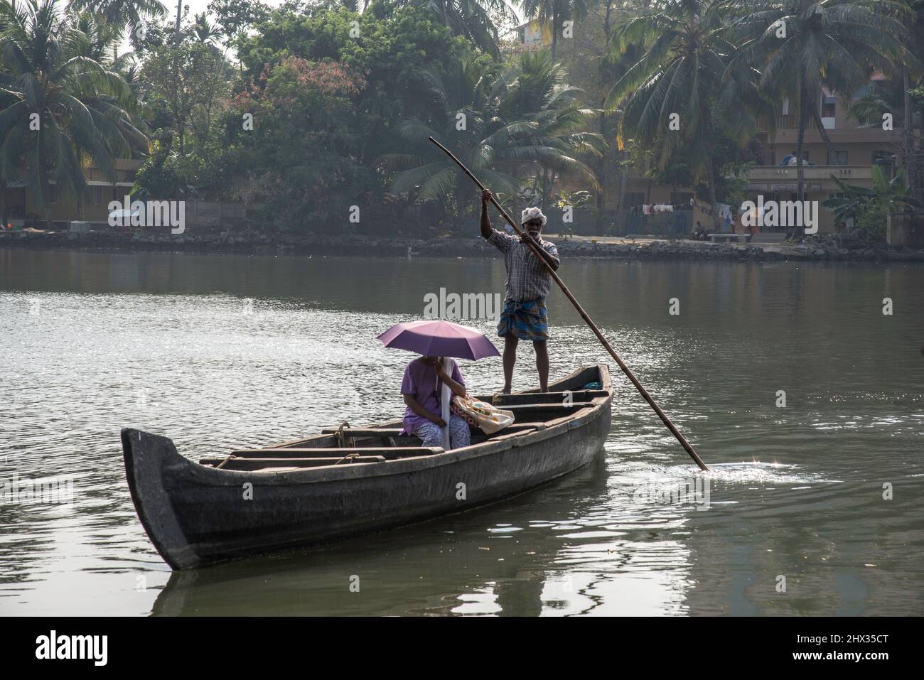 Primitive hölzerne Transportboot in den Backwaters von Kerala, Indien Stockfoto