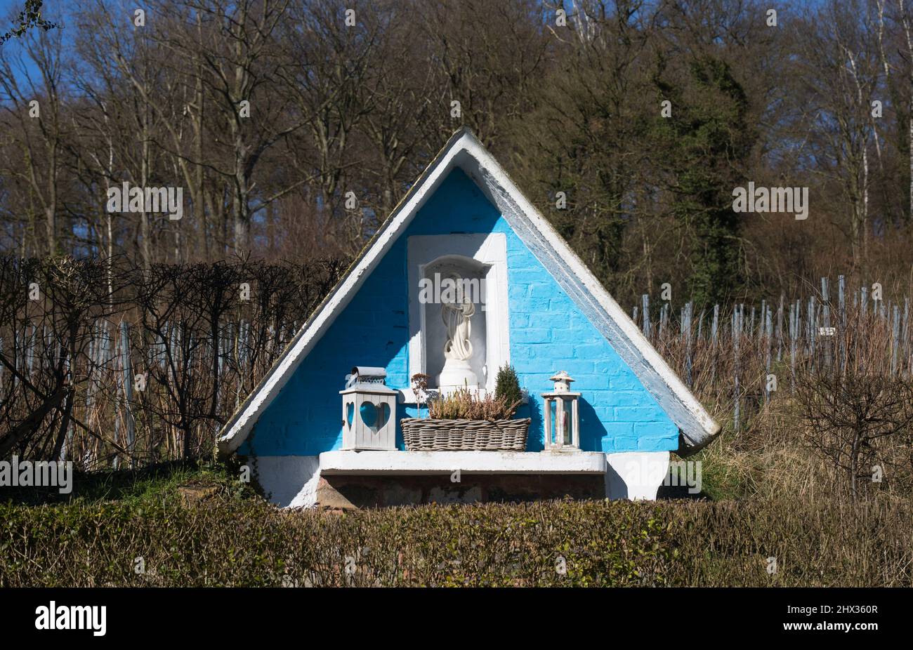 Kleine Kapelle am Wanderweg in der Nähe von Sint-Martens-Voeren, Voer Region in Belgien Stockfoto
