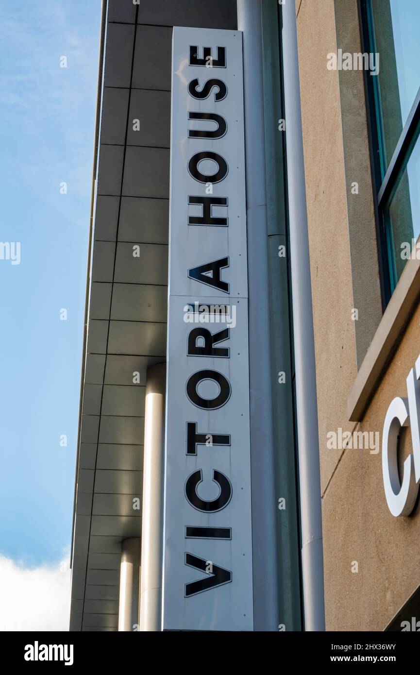 Belfast, Großbritannien - 19. Februar 2022: Das Schild für das Victoria House Office Building in Belfast, Nordirland. Stockfoto