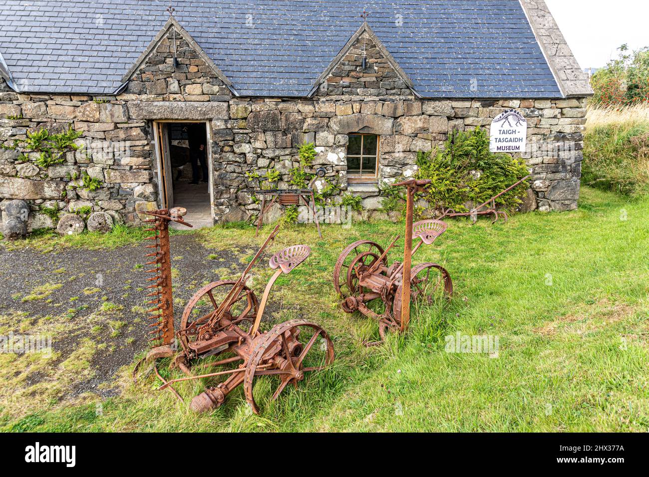 Alte landwirtschaftliche Geräte vor dem Staffin Ecomuseum in der Nähe von Ellishadder an der Nordostküste der Isle of Skye, Highland, Schottland, Großbritannien. Stockfoto