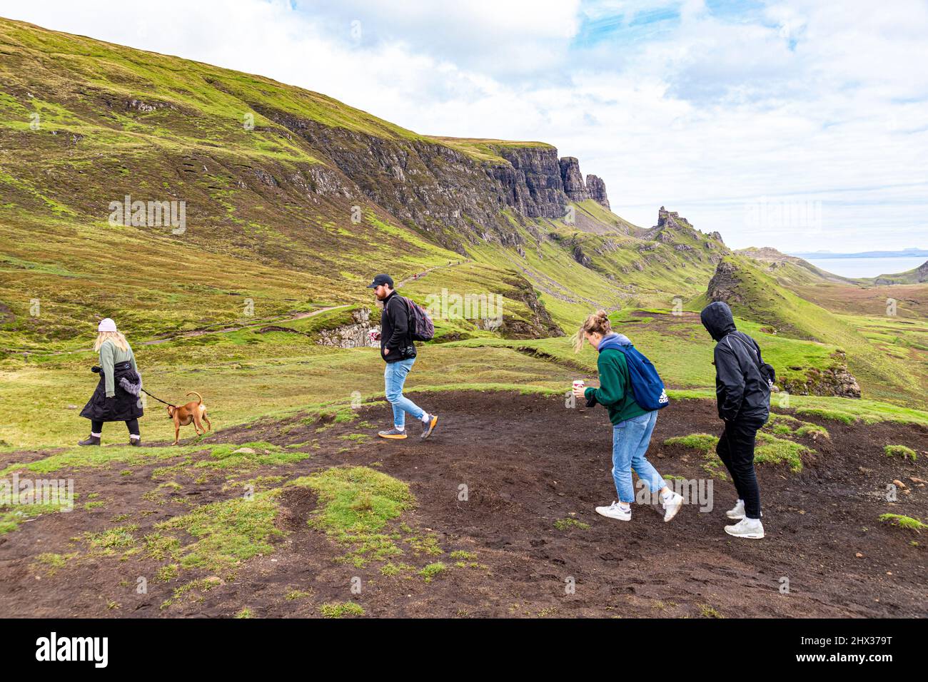 Bodenerosion und Touristen auf dem Quiraing Walk im Norden der Isle of Skye, Highland, Schottland, Großbritannien. Stockfoto