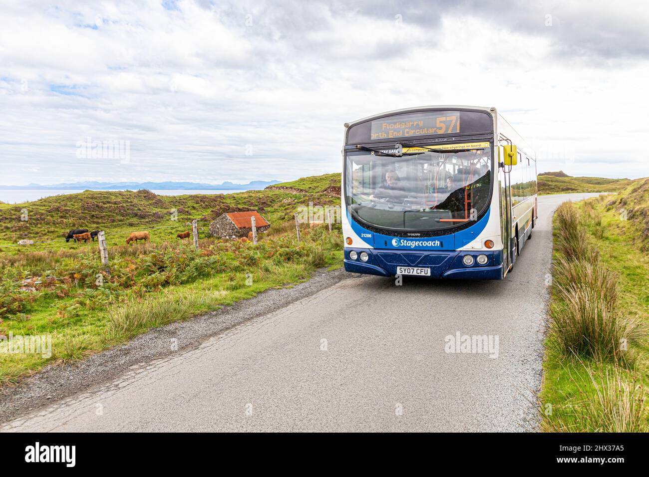 Ein Stagecoach-Bus auf der A855 zwischen Digg und Flodigarry im Norden der Isle of Skye, Highland, Schottland, Großbritannien. Stockfoto