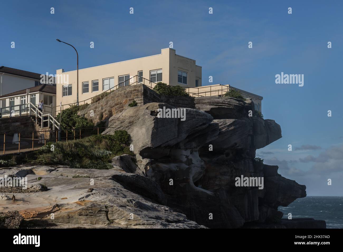 Sydney, Australien, Mittwoch, 9.. März 2022 große Wellen treffen auf die Felsen am Ben Buckler Point, North Bondi, als die Stürme und Überschwemmungen endlich lockern und die Sonne aufgeht. Credit Paul Lovelace/Alamy Live News Stockfoto