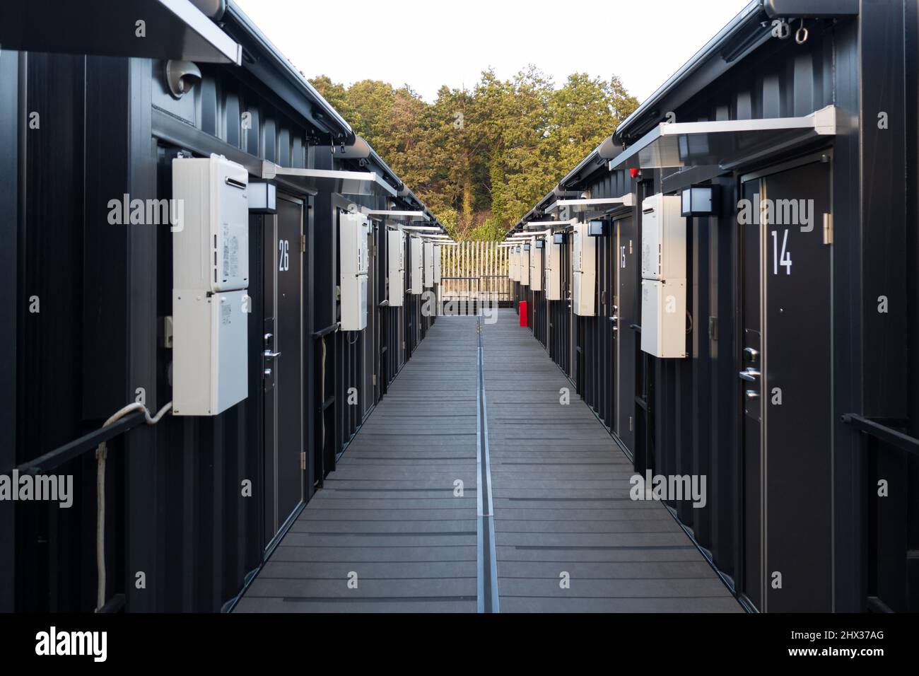 Leerer Außenkorridor am Versandcontainer-Hotel Stockfoto