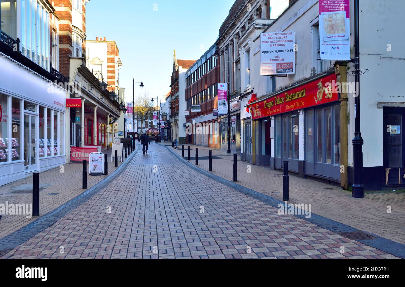 Fußgängerzone im Stadtzentrum mit kleinen Geschäften und Restaurants, einige geschlossene Gebäude zu vermieten, Basingstoke, Großbritannien Stockfoto