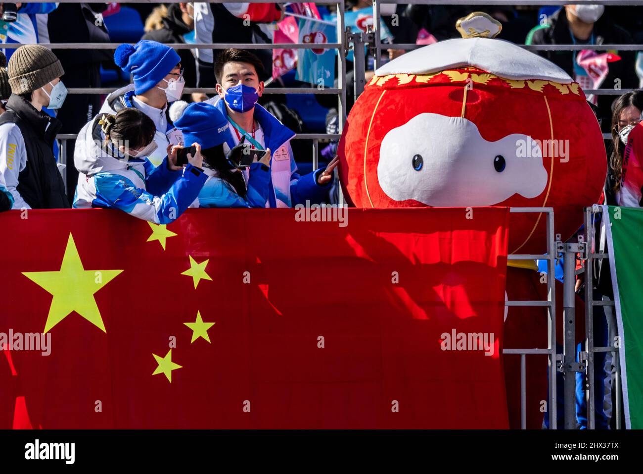 Yanqing (China) / National Alpine Center / 06.03.2022 para Ski Alpin, Impressionen am Rande mit dem Maskottchen der paralympischen Spiele bei Super-G Stockfoto