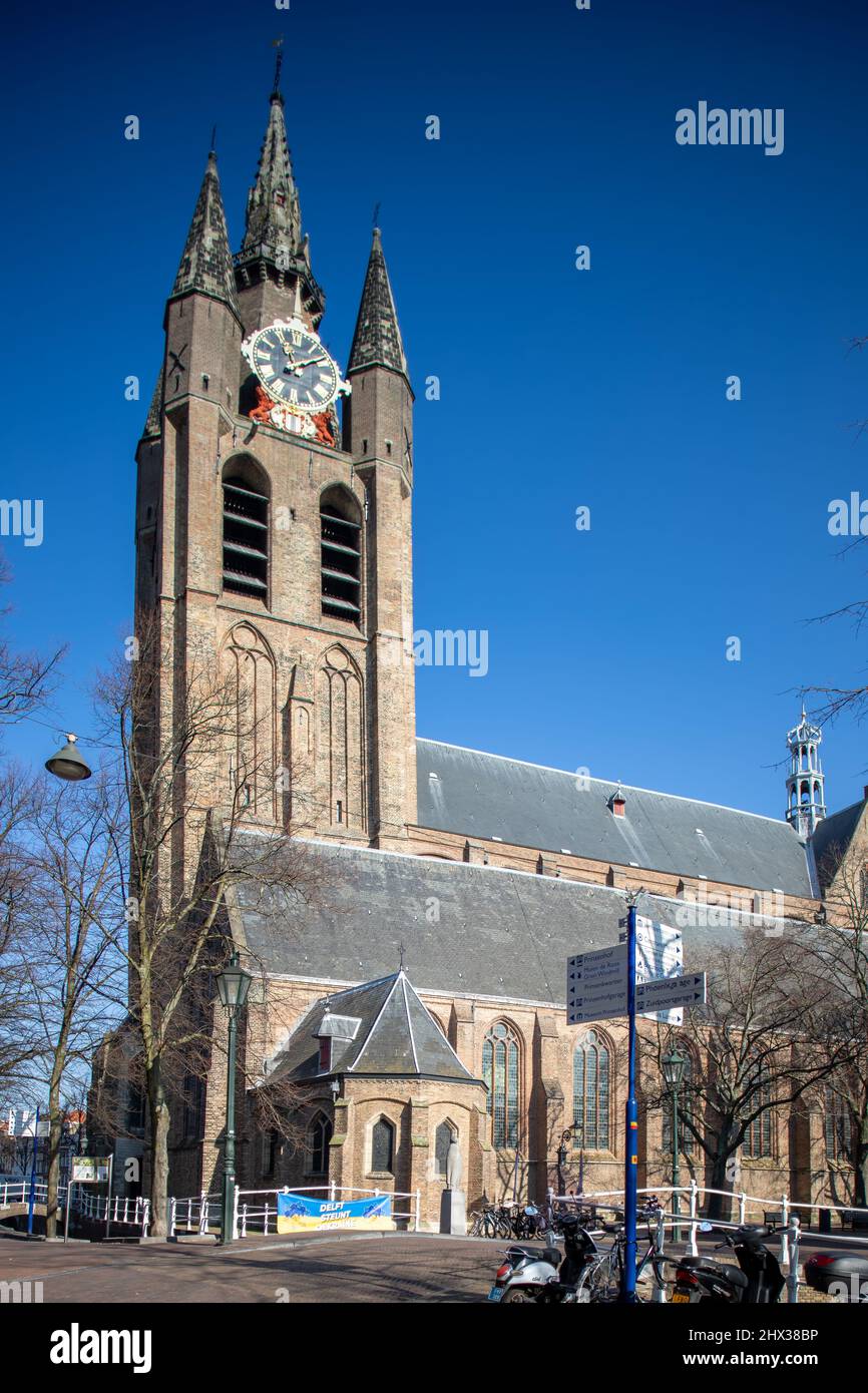 Die Alte Kirche (Oude Kerk), mit dem schiefen Turm, Delft, Niederlande Stockfoto