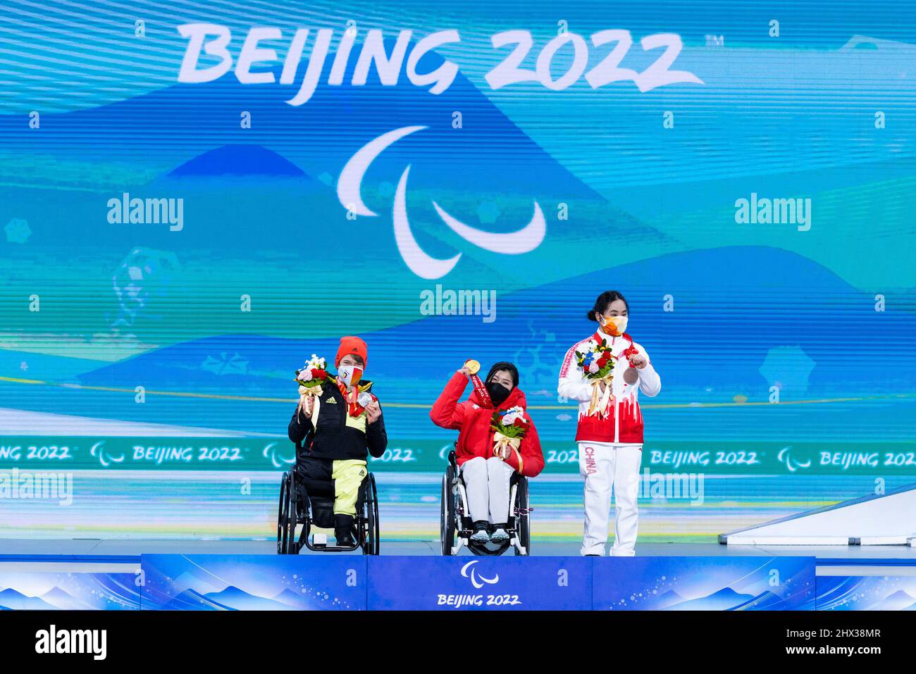 Yanqing / Medal Plaza (China) / National Alpine Center / 06.03.2022 Medal Ceremony / para Ski Alpin: FORSTER, Anna-Lena (GER) (links) vom BRSV Rado Stockfoto